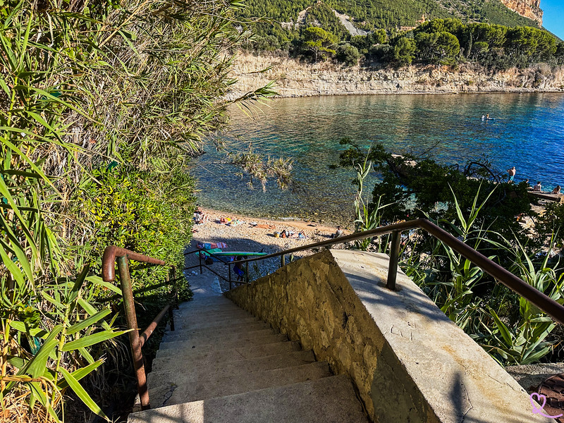 Escalier pour descendre sur la plage du Corton