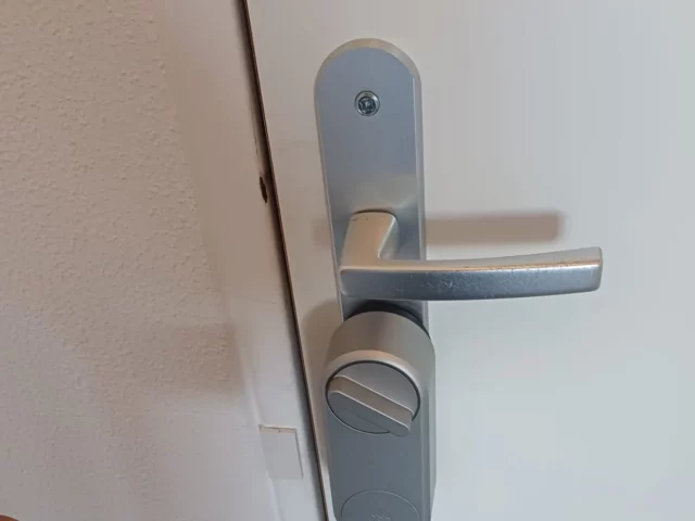 Sécurité et confort : pourquoi les serrures connectées séduisent les propriétaires Airbnb à Belfort